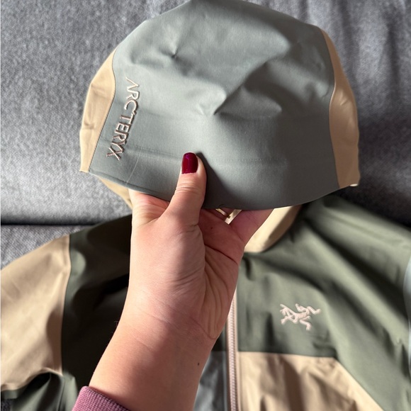 NWT - Arc'teryx Women's Beta Jacket - Canvas / Forage / Tatsu - Medium - Picture 4 of 9